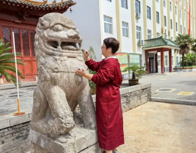 新安县实验初级中学石狮子保护修复工作顺利完成(图4) image.png