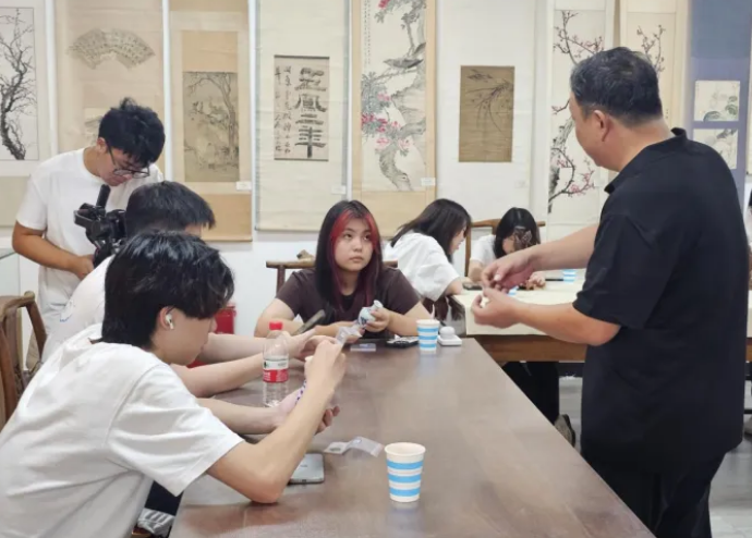 青春守护文明·实践传承历史 ——洛阳市考古研究院文物交流中心、文物修复中心联合开展文物保护专题活动(图2) image.png