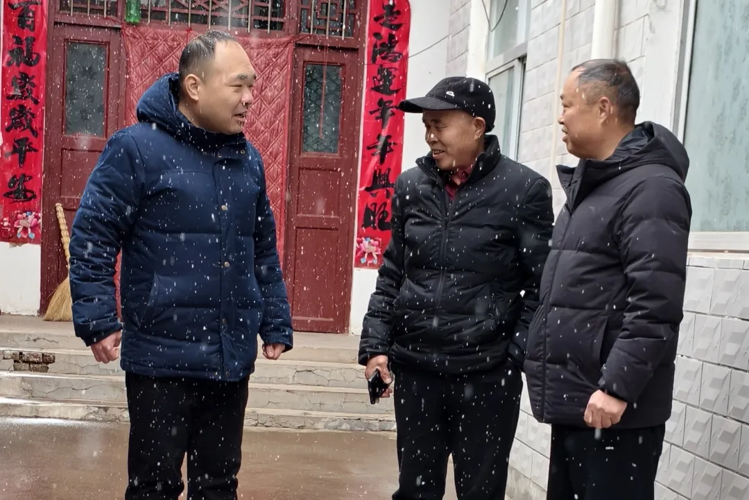 风雪守护暖民心、精准帮扶续新篇——洛阳市考古研究院驻村工作队除冰雪保民生行动(图2) 2.jpg